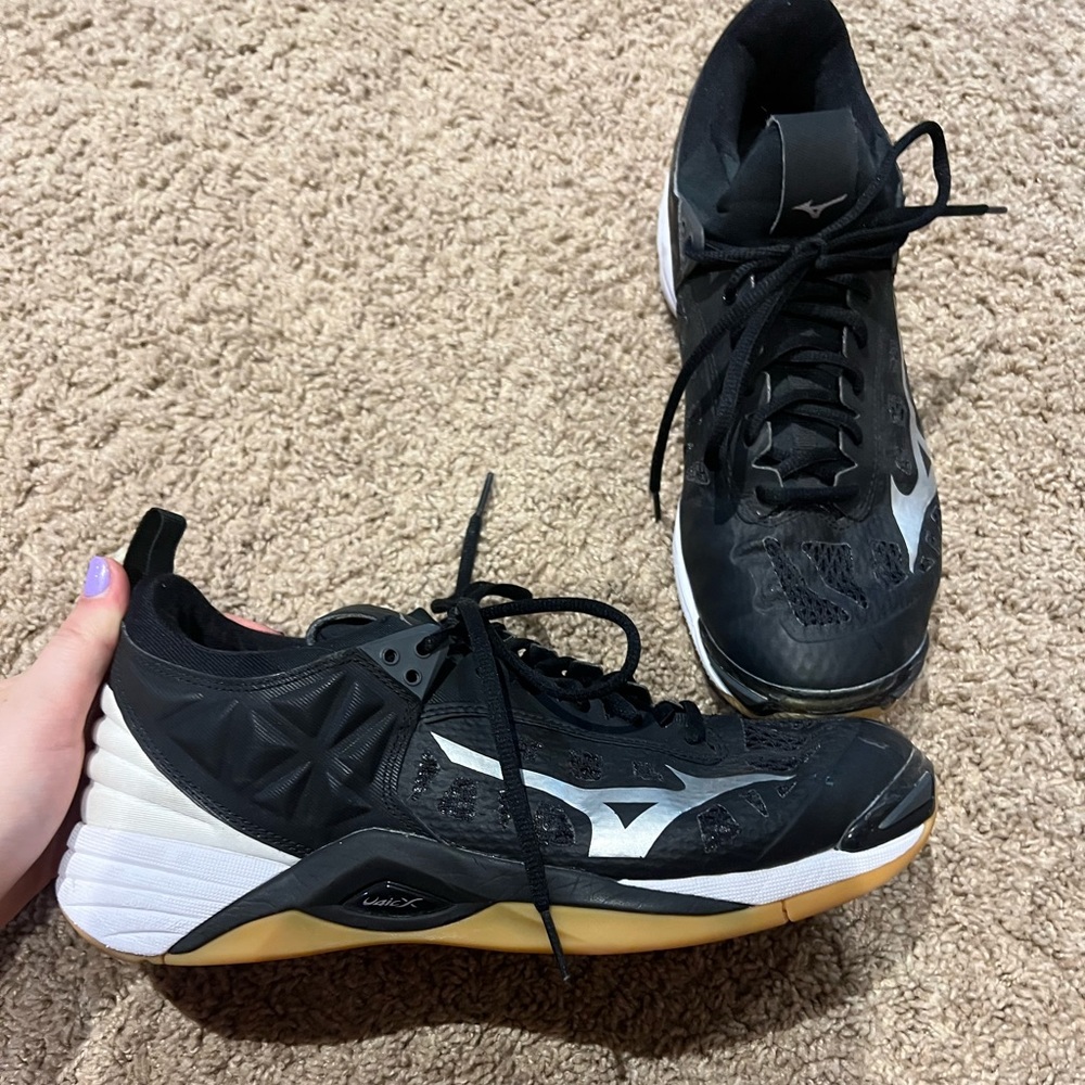 mizuno volleyball shoes barely worn size women’s 10